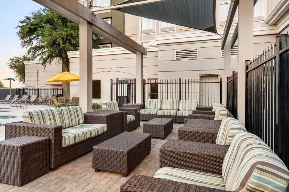 La Quinta Inn & Suites by Wyndham Arlington North 6 Flags Dr Hotel in Arlington