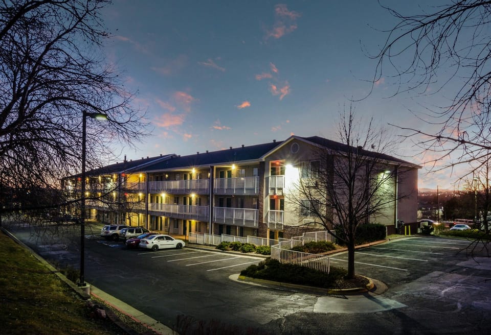 HomeTowne Studios Denver - Thornton Hotel in Thornton