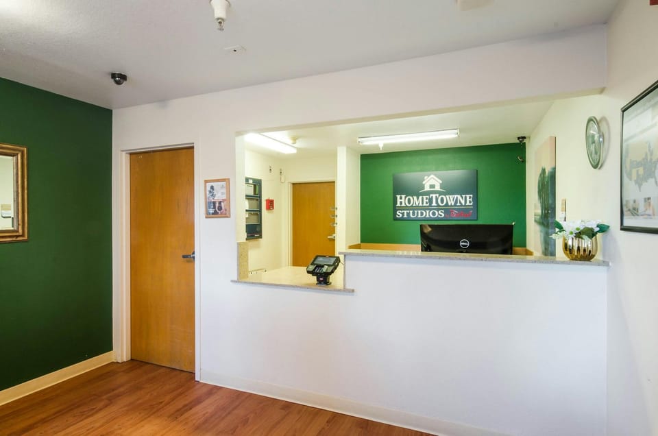 HomeTowne Studios Denver - Thornton Hotel in Thornton