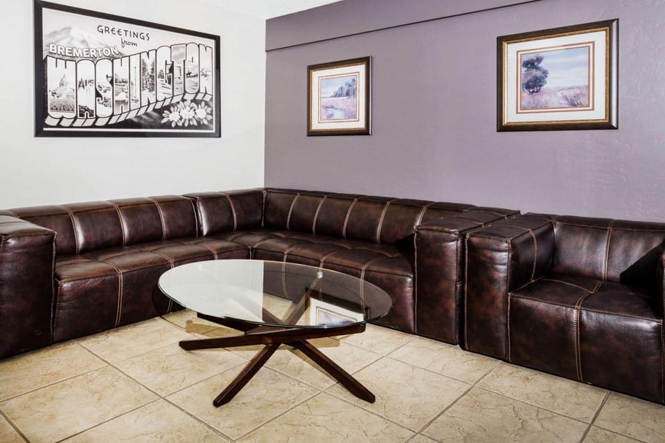 Super 8 By Wyndham Bremerton Hotel in Bremerton