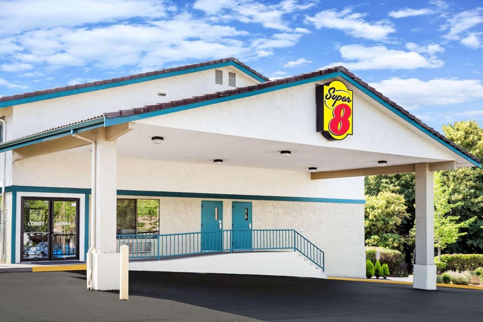Super 8 By Wyndham Bremerton Hotel in Bremerton