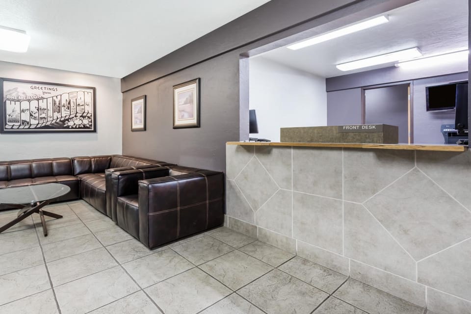 Super 8 By Wyndham Bremerton Hotel in Bremerton