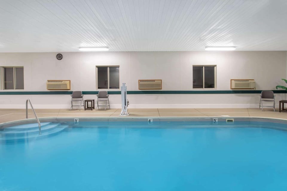 Super 8 By Wyndham Bedford Hotel in Indiana
