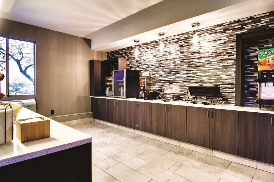 La Quinta Inn & Suites by Wyndham Cleveland Airport West Hotel in Westlake