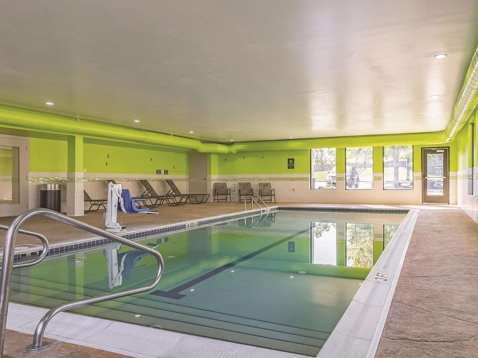 La Quinta Inn & Suites by Wyndham Cleveland Airport West Hotel in Westlake