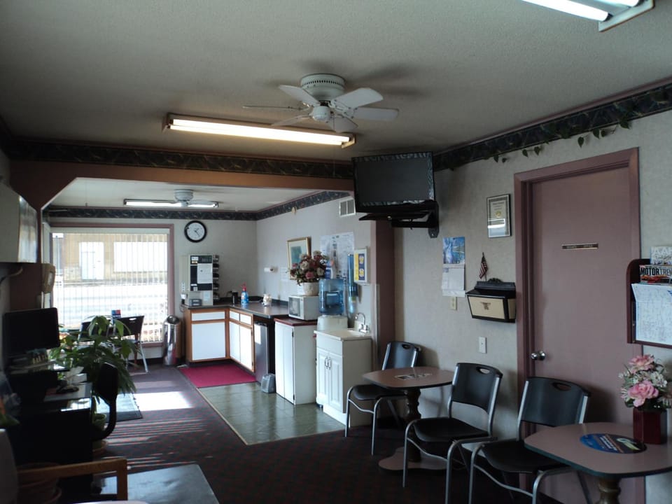 Knights Inn - Ottawa, KS Motel in Ozark Mountains