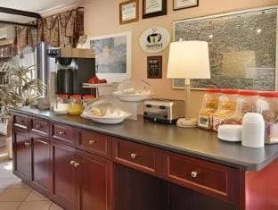 Super 8 By Wyndham Guelph Hotel in Guelph