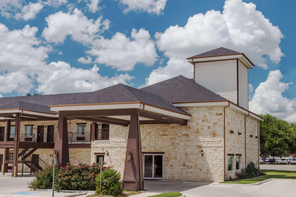 Atria Inn & Suites Hotel in Three Rivers