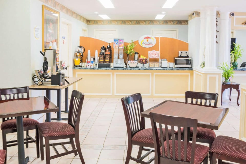 Super 8 By Wyndham Sealy Hotel in Texas