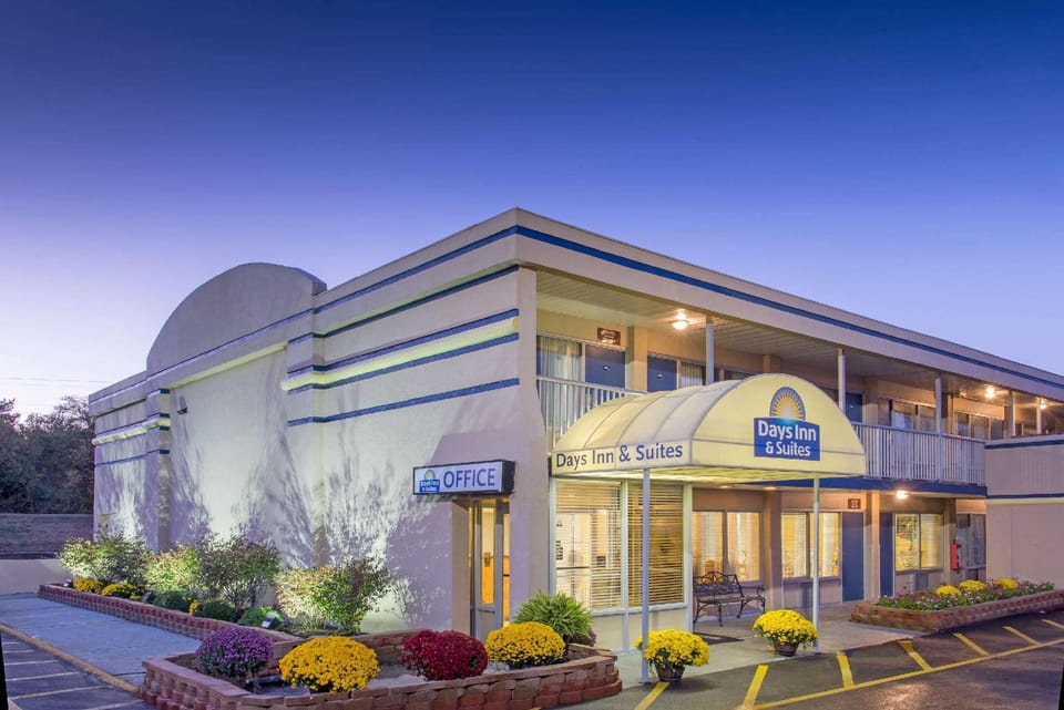 Days Inn & Suites by Wyndham Dayton North Hotel in Vandalia