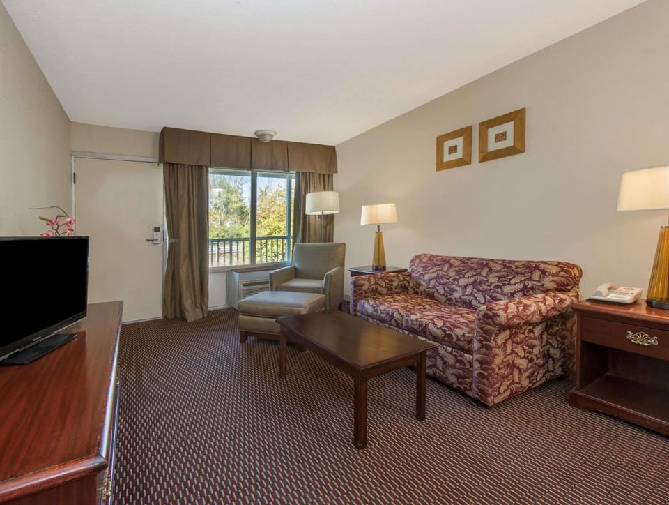 Days Inn & Suites by Wyndham Dayton North Hotel in Vandalia