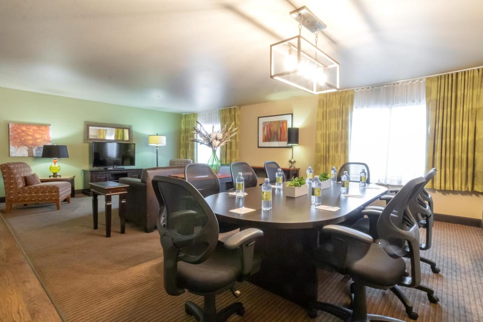 Oxford Suites Portland - Jantzen Beach Hotel in Vancouver
