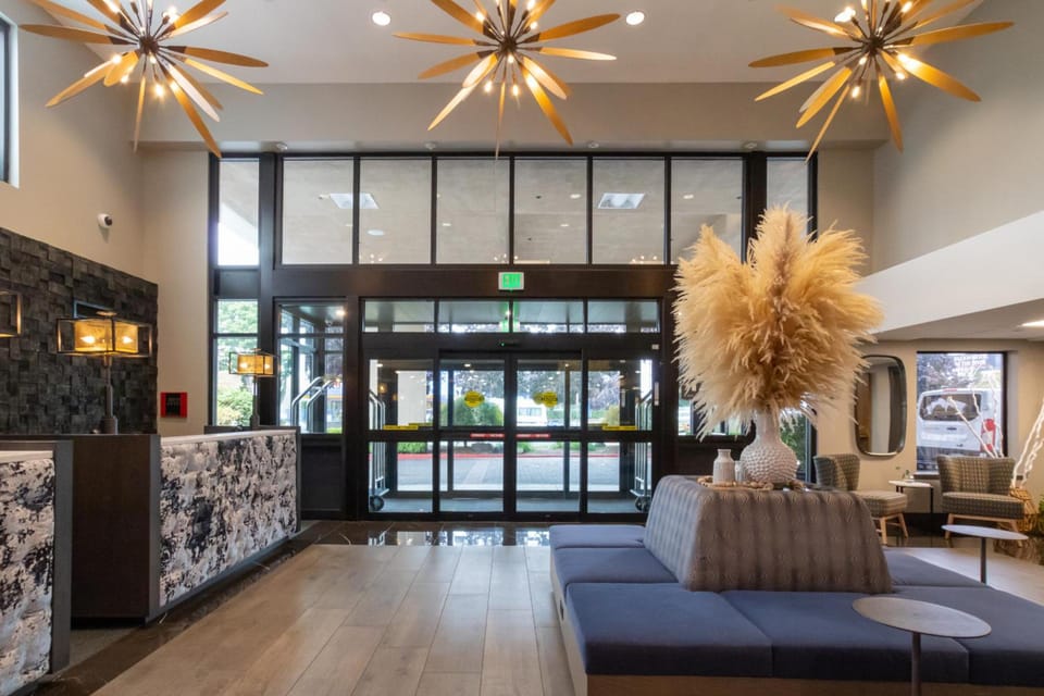 Oxford Suites Portland - Jantzen Beach Hotel in Vancouver
