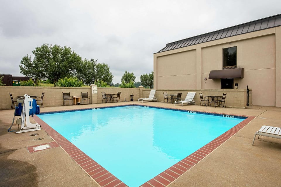 Quality Inn Holly Springs Hotel in Mississippi