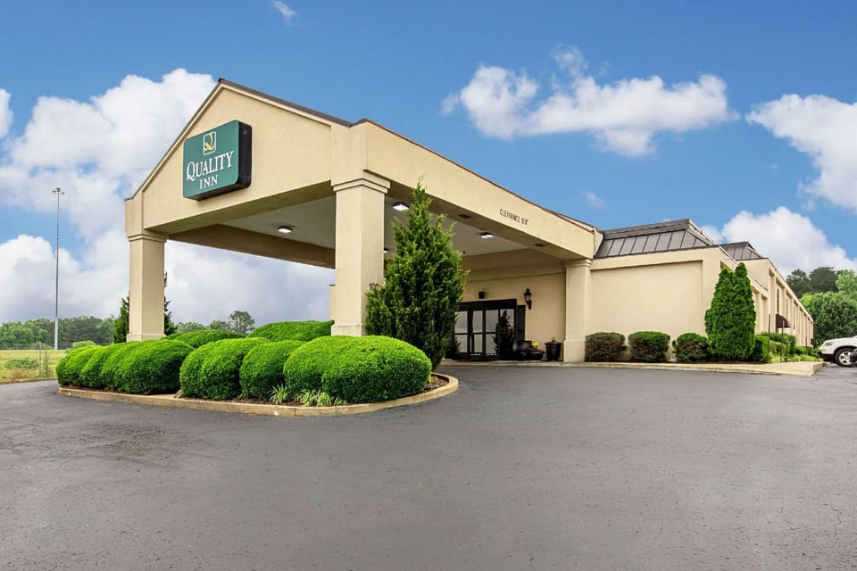 Quality Inn Holly Springs Hotel in Mississippi
