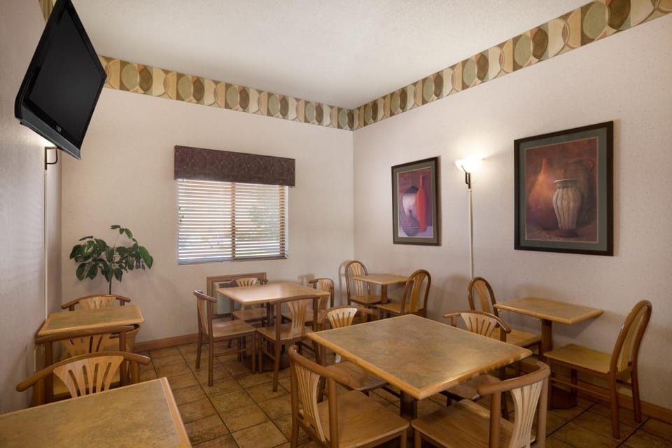 Super 8 by Wyndham Collinsville St. Louis Hotel in Pontoon Beach