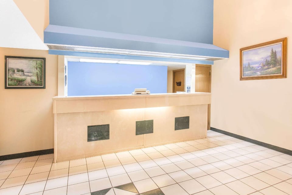 Days Inn & Suites by Wyndham Bentonville Hotel in Rogers