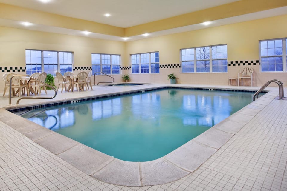 Country Inn & Suites by Radisson, Louisville South, KY Hotel in Indiana