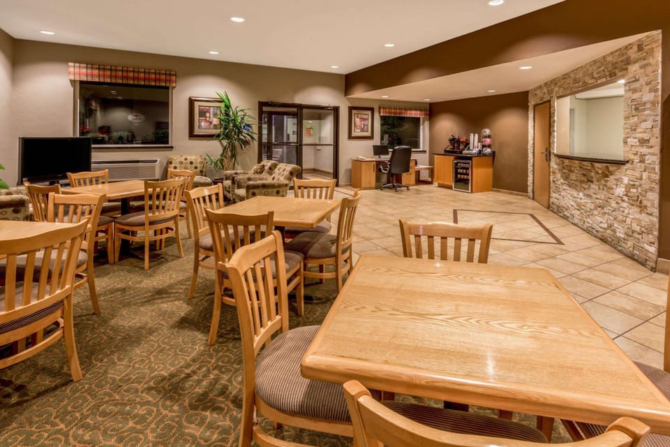 Super 8 By Wyndham Woodburn Hotel in Willamette Valley