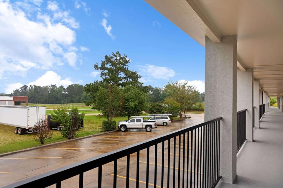 Super 8 By Wyndham Brookhaven Hotel in Mississippi