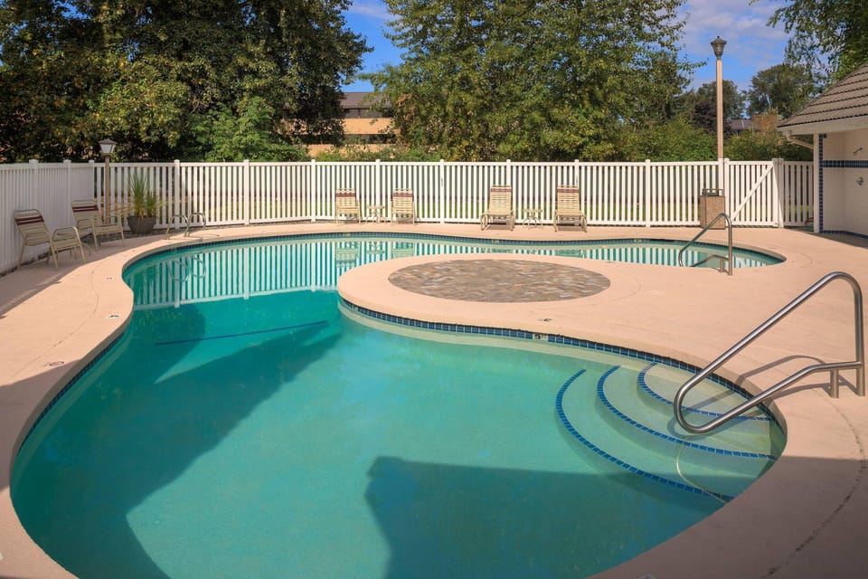 Swimming pool [outdoor]