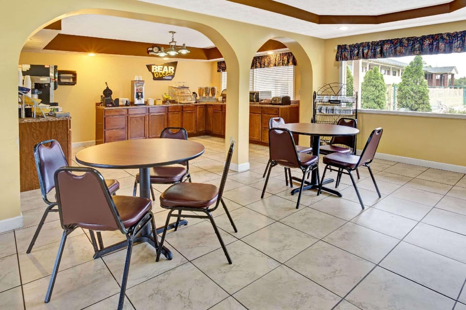 Travelodge by Wyndham Sellersburg / Louisville North Hotel in Clarksville