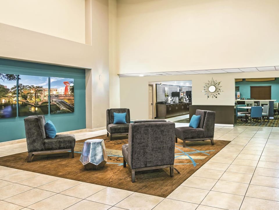 La Quinta Inn & Suites by Wyndham San Antonio N Stone Oak Hotel in San Antonio