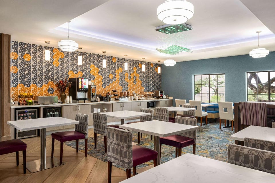 La Quinta Inn & Suites by Wyndham San Antonio N Stone Oak Hotel in San Antonio