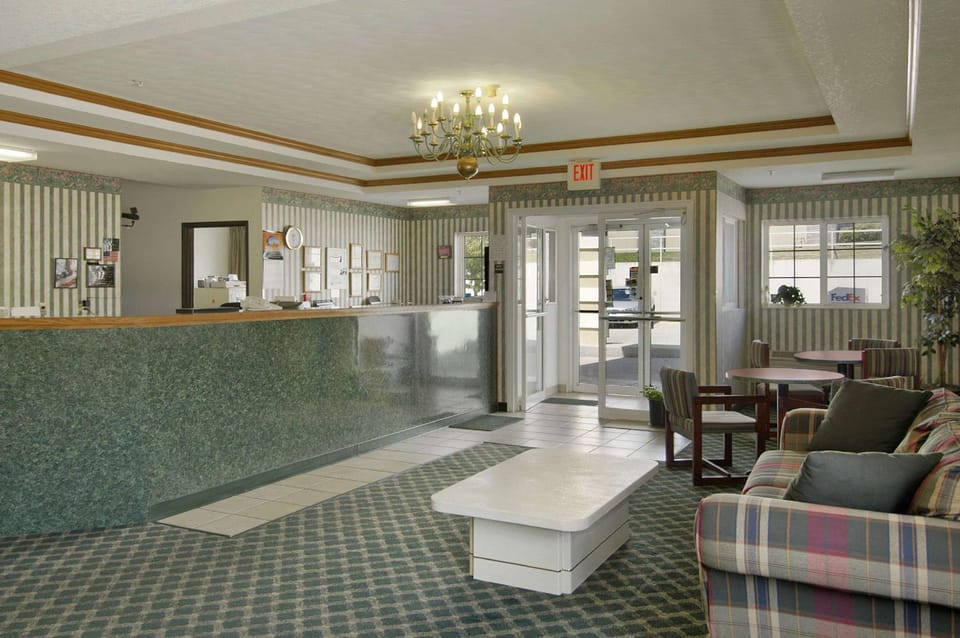 Super 8 By Wyndham De Soto Hotel in Kansas