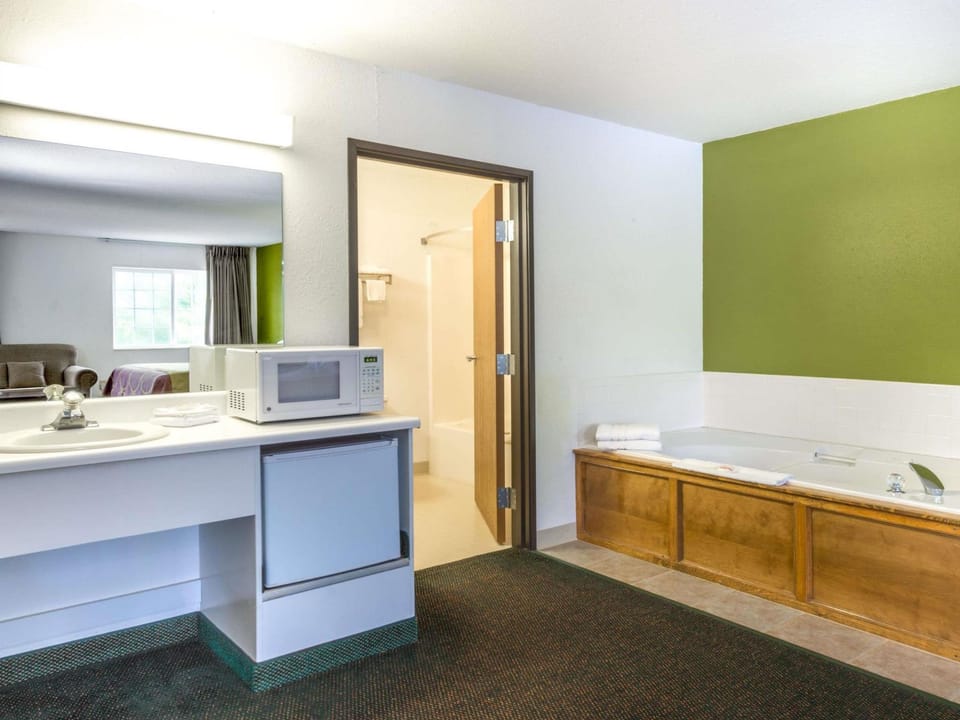 Super 8 By Wyndham De Soto Hotel in Kansas