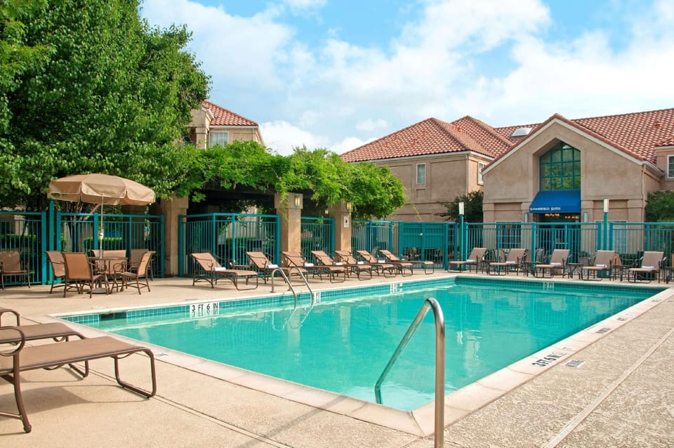 Swimming pool [outdoor]