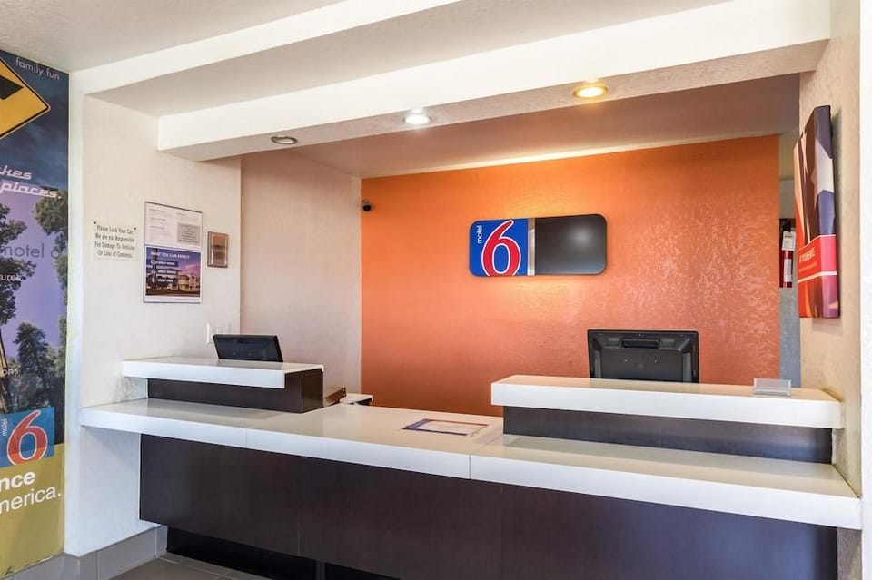Motel 6 Hotel in Uvalde