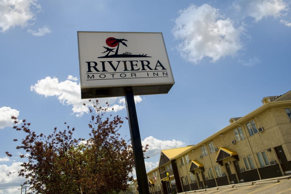 Riviera Motor Inn Motel in Saskatoon