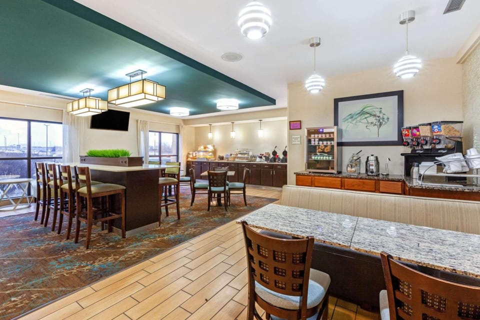 La Quinta Inn & Suites by Wyndham South Bend Hotel in South Bend
