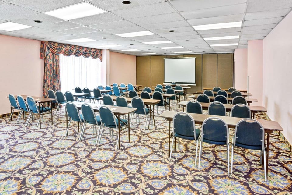 Days Inn & Suites by Wyndham Fullerton Hotel in La Habra