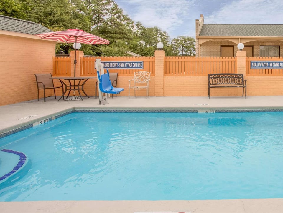Swimming pool [outdoor]