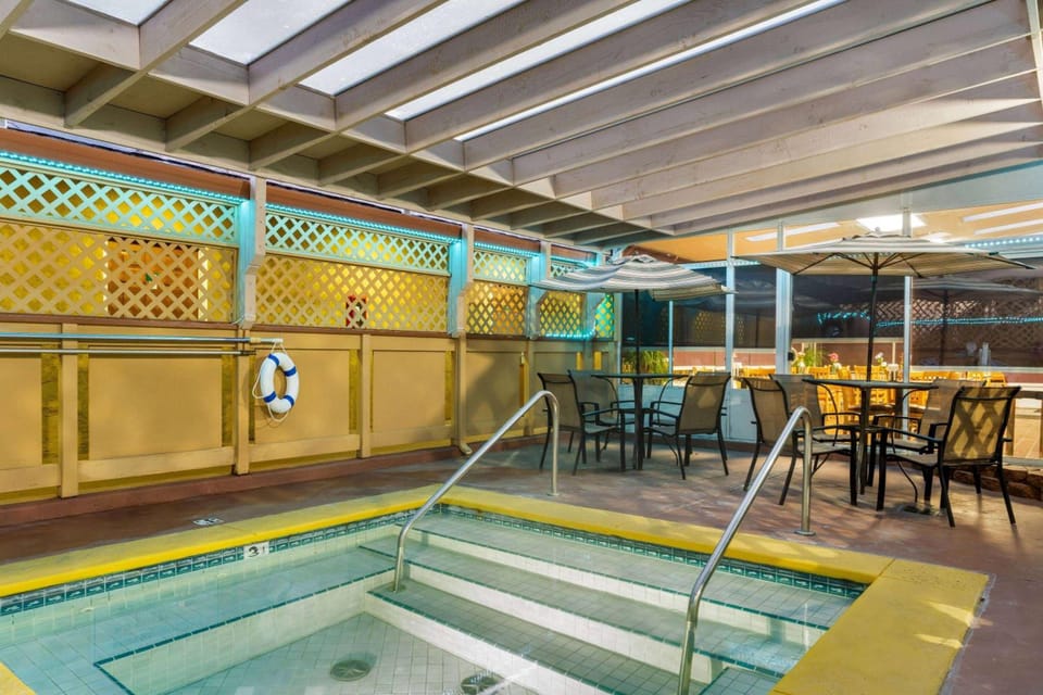 Howard Johnson by Wyndham Santa Cruz Hotel in Santa Cruz