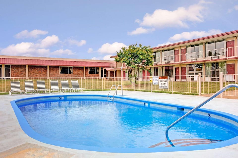 Swimming pool [outdoor]