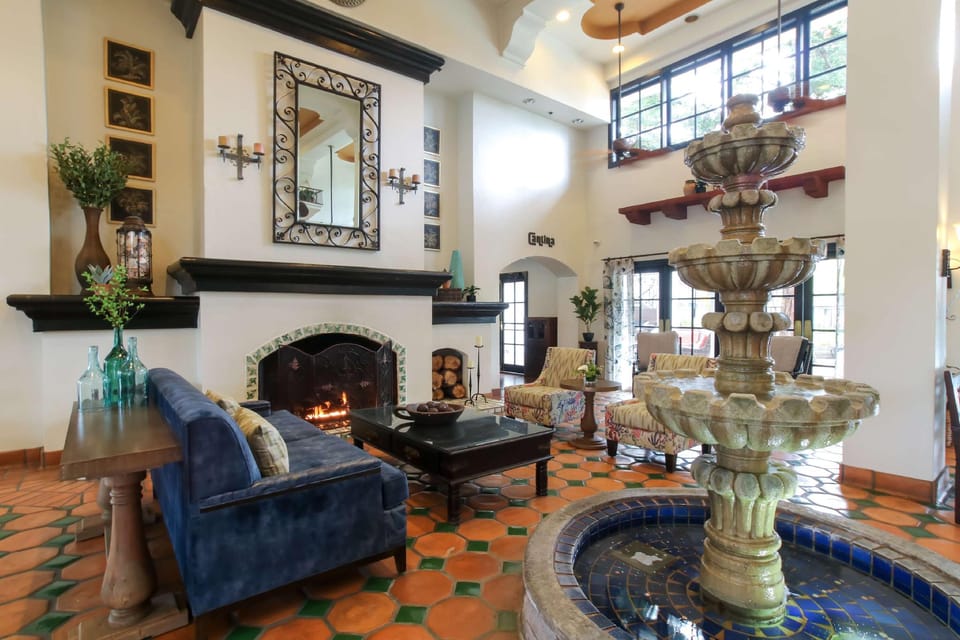 Oxford Suites Pismo Beach Hotel in Pismo Beach