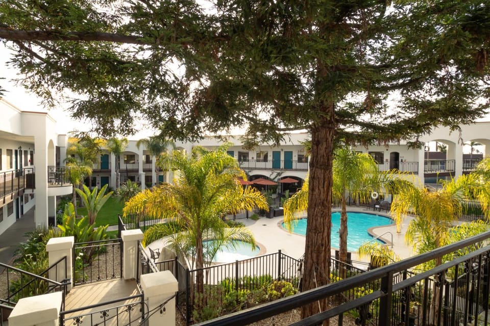 Oxford Suites Pismo Beach Hotel in Pismo Beach