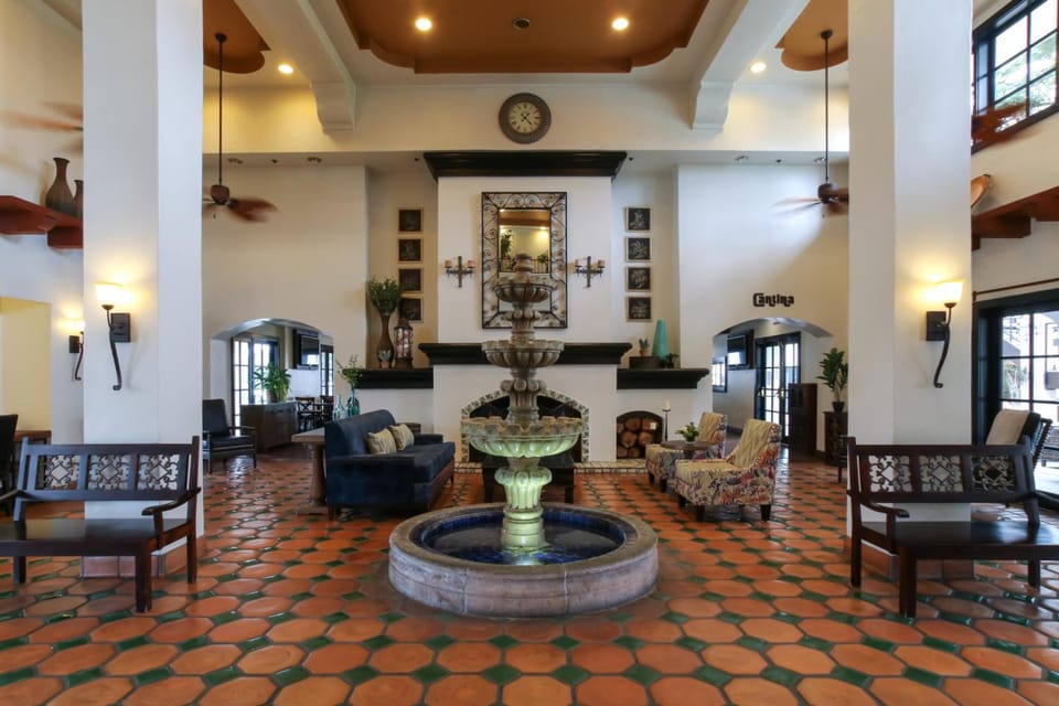 Oxford Suites Pismo Beach Hotel in Pismo Beach
