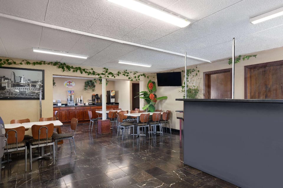 Super 8 By Wyndham Fort Mitchell Cincinnati Area Hotel in Fort Mitchell