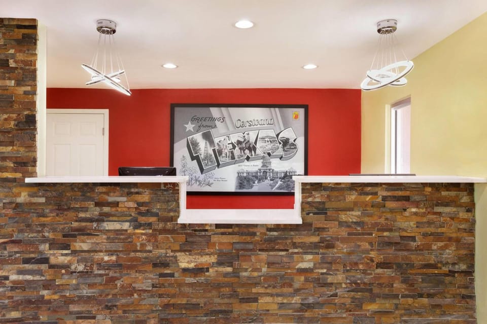 Super 8 By Wyndham Corsicana Hotel in Corsicana