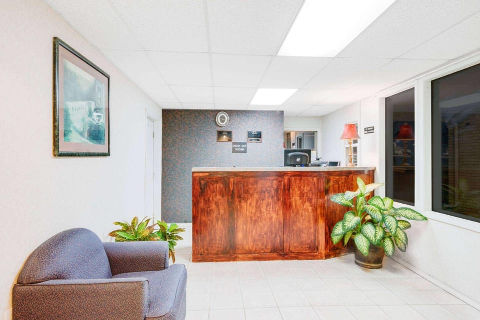 Days Inn by Wyndham Monett Hotel in Ozark Mountains