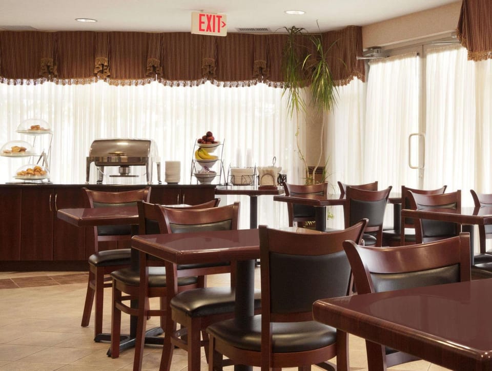 Days Inn & Suites by Wyndham Langley Hotel in Langley
