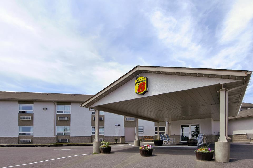 Super 8 By Wyndham Kenora Hotel in Kenora