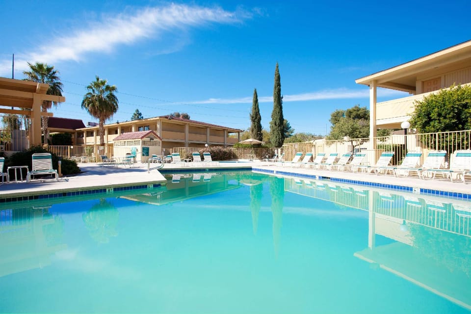 Swimming pool [outdoor]