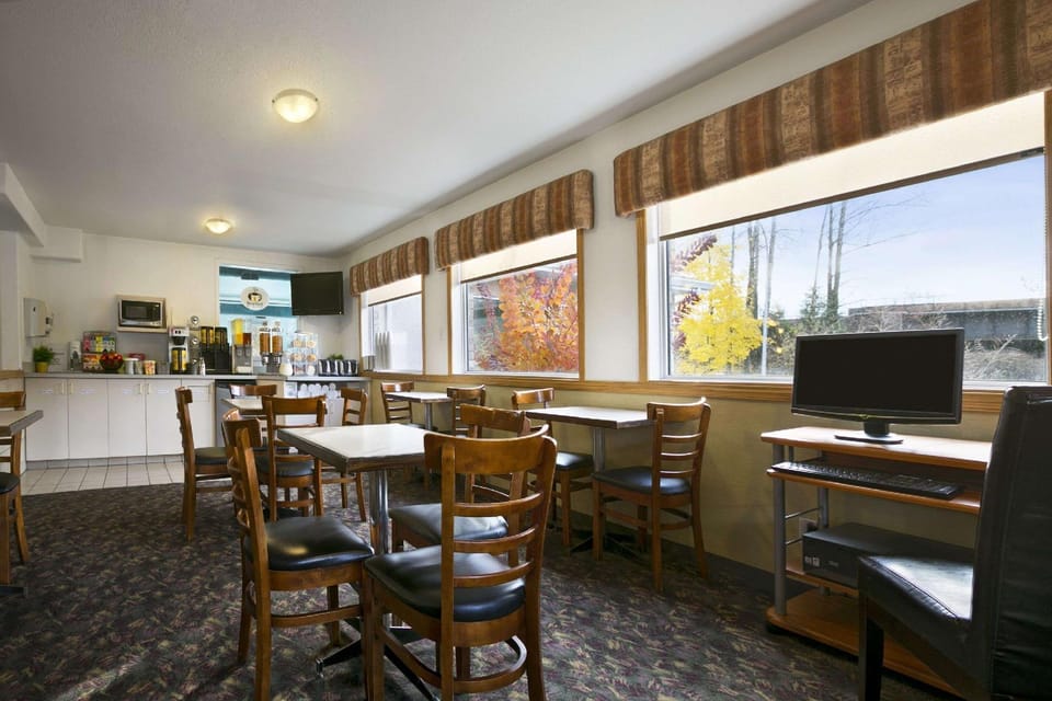 Super 8 By Wyndham Revelstoke Bc Hotel in Revelstoke