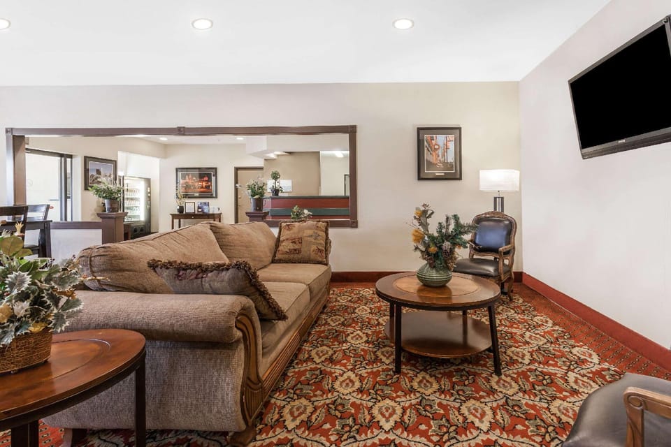 Days Inn by Wyndham near Kansas Speedway Hotel in Kansas City