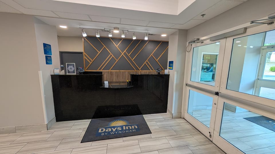 Days Inn & Suites by Wyndham Augusta Near Fort Eisenhower Hotel in Evans